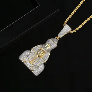 Collier avec pendentif Pharaon pour homme serti de zircons brillants sur une chaîne dorée.