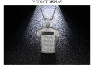 Vue détaillée du collier pendentif maillot hip hop avec zircons sur chaîne torsadée