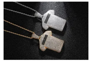 Gros plan de pendentifs maillots glacés avec chaînes torsadées en or et argent.