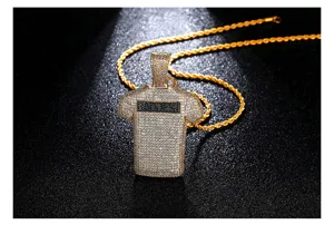 Détail du collier pendentif t-shirt hip-hop pavé de pierres de zircone cubique brillantes