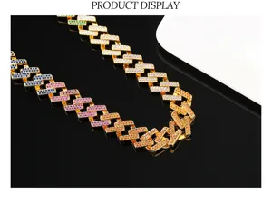 Detailopname van een gouden Cuban link ketting bezet met kleurrijke regenboogstenen
