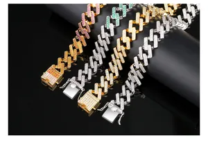 Detailweergave van kleurrijke iced out Cuban link kettingen met strassteentjes