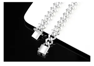 Detail van een hoogglans gepolijste zilverkleurige metalen Cubaanse schakelketting