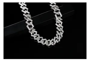 Close-up detail van zilveren micro-pave Cubaanse schakelketting met steentjes