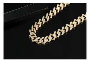 Detailopname van gouden Cubaanse ketting met strass-steentjes in hiphop-stijl