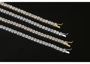 Primer plano de collares tennis de circonitas de 4 mm en acabados dorado y plateado