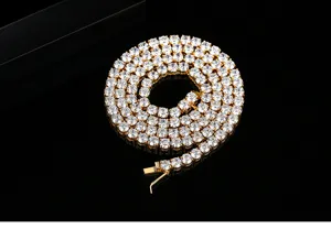 Detalle de una cadena de tenis dorada de 3 mm con piedras de circonita cúbica