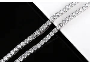 Detalle de un collar tennis unisex de 3mm con brillantes circonitas cúbicas rondas.