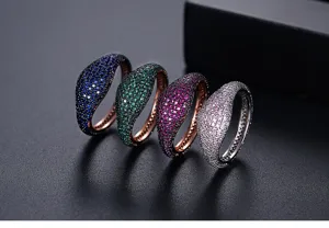 Vista detallada de cuatro anillos de sello de estilo hip-hop engastados en pavé