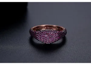Detalle de un anillo de sello en oro rosa pavimentado con circonitas púrpuras
