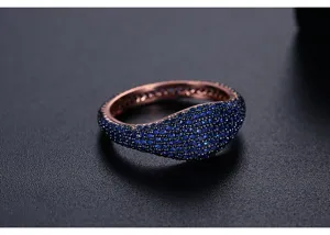 Vista macro detallada de un anillo hip hop unisex con piedras de espinela azul