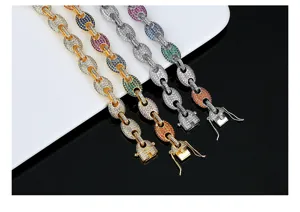 Detalle de cadenas de granos de café y nariz de cerdo con circón colorido en oro y plata