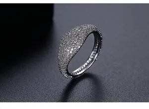 Primer plano de un anillo de sello plateado con pavé de cristales brillantes estilo hip-hop.