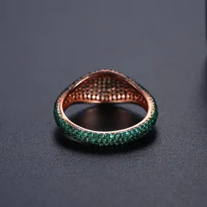 Anillo de sello de espinela verde pavé en baño de oro rosa visto desde atrás para estilo unisex