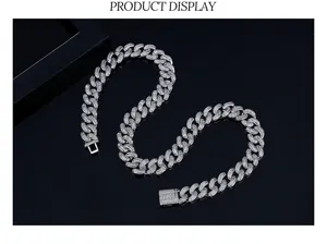 Detalle de cerca de un collar de cadena cubana plateada con piedras muy brillantes