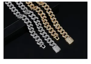 Primer plano de collares de cadena cubana dorados y plateados para hombres estilo hip hop