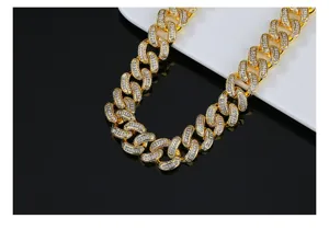 Primer plano de cadena cubana bañada en oro con circonitas brillantes tipo baguette