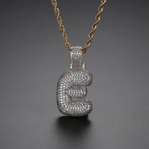 Collar de cadena dorada estilo hip-hop con colgante de letra e y circonitas micropavé.