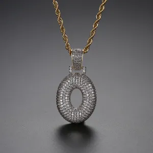 Lujoso collar con colgante de letra O con circonitas cúbicas y cadena de cuerda dorada