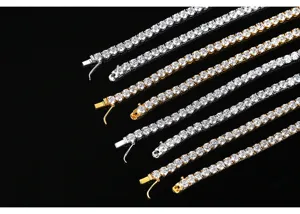 Vista macro de cadenas de tenis hip hop de 3 mm en oro y plata con circonitas blancas brillantes.