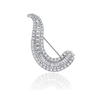 Broche courbée élégante en métal argenté sertie de pierres en zircone cubique claire