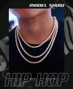 Vista de modelo detallada con tres collares tenis de circonita de 3 mm en capas
