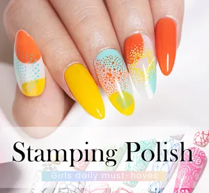 Detalle macro de patrones de arte de uñas vibrantes creados con esmalte de estampado