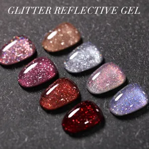 Vista dettagliata di 8 campioni di smalto gel riflettente glitterato su sfondo scuro