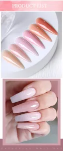 Verschiedene Nude-Rosa-Nagelverlängerungsgel-Farbtöne auf Display-Tips und Modellhand
