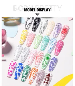 Primer plano de varios diseños de estampado de uñas en puntas blancas con BORN PRETTY