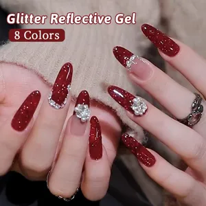 Primo piano di smalto gel glitterato rosso scuro riflettente con perle