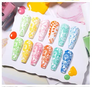 Vista detallada de coloridos patrones florales de uñas en puntas postizas blancas