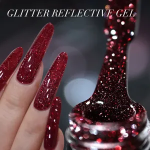Vista macro del gel per unghie glitter bordeaux riflettente con effetto diamante