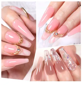 Primo piano di eleganti design per unghie con sfumature rosa e glitter brillanti