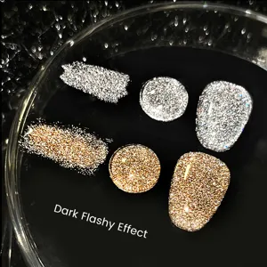 Dettaglio macro del gel per unghie glitter disco oro e argento con intenso effetto flashy
