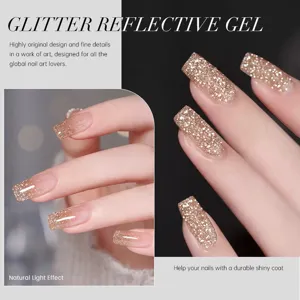 Primo piano del gel unghie glitter riflettente con effetto luce naturale e brillante