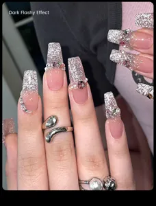 Dettaglio del gel per unghie glitter argento riflettente con strass decorativi.