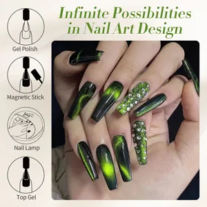 Primo piano della nail art 9D cat eye verde con brillanti accenti di strass