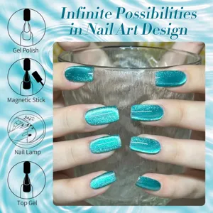 Dettaglio ravvicinato dell'effetto 9D cat eye verde scintillante su unghie lunghe curate