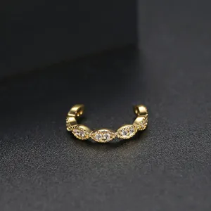 Elegante ear cuff placcato oro con zirconi brillanti per orecchie senza buco