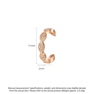 Ear cuff in oro rosa con zirconi per orecchie non forate con design ondulato testurizzato