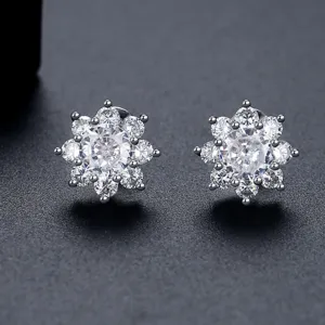 Elegante Schneeflocken-Zirkonia-Ohrstecker mit schimmerndem silberfarbenem Blumendesign
