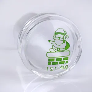 Makroaufnahme eines transparenten Silikon-Nagelstempels mit grünem Weihnachtsmann-Motiv