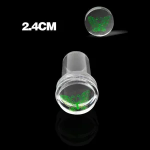 Detailansicht eines 2,4 cm klaren Silikon-Nagelstempels mit grünem Schmetterlingsmuster