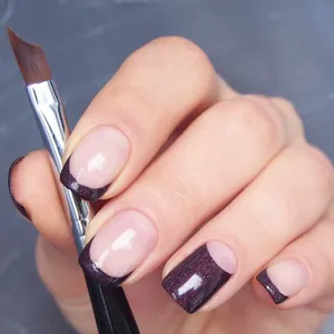 Nahaufnahme des halbmondförmigen Nagelpinsels für das professionelle French-Maniküre-Design