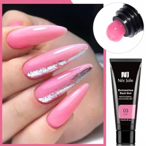 Vista macro del gel de extensión de uñas rosa con manicura y detalles de papel de plata