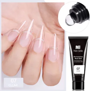 Detalle de primer plano de gel de extensión de uñas transparente de 15 ml en uñas y el envase