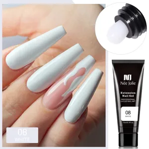 Detalle del gel de extensión de uñas blanco con resultados de manicura profesional