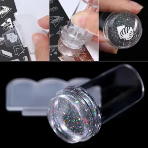 Detailansicht eines transparenten Silikon-Nagelstempels mit Glitzerkopf und Schaber-Set