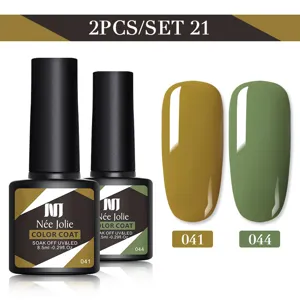 Primo piano del set di 2 smalti gel per unghie nei colori giallo senape e verde matcha